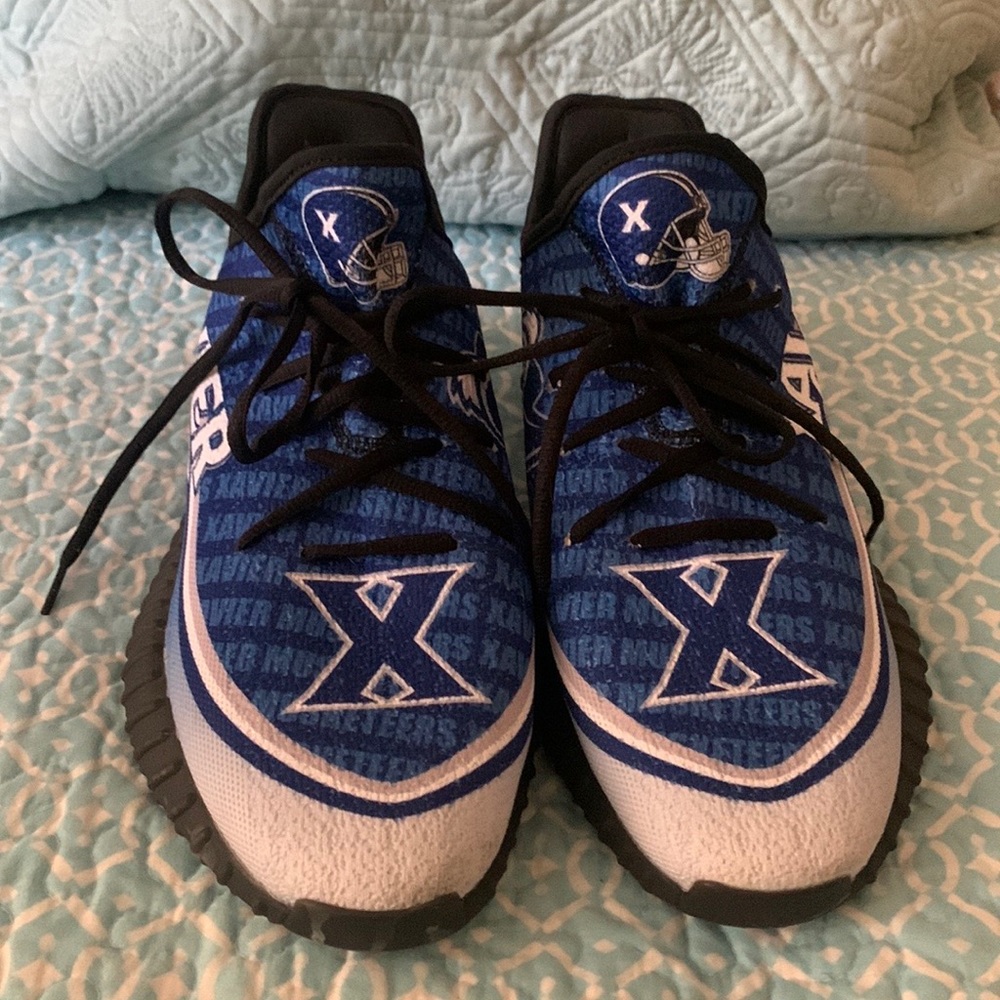 Xavier Yeezy-like never worn men’s size 13. I have 10prs of Y's & these R Great